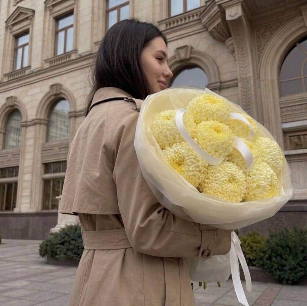 Моно-букет из 9 хризантем-бигуди